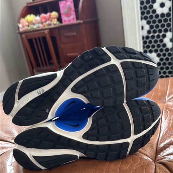 Nike Blue and White Athletic Shoes with Sporty Design - Picture 4 of 5